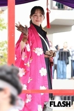 綾瀬はるか　11回目の会津まつり参加、そっくり芸人とのツーショットも披露！“神ファンサ”姿をキャッチ