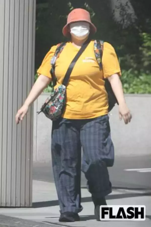 やす子、ド派手ファッションでテレビ局から“徒歩行軍”！　防犯ブザー装備で“自衛”はさすがバッチリ