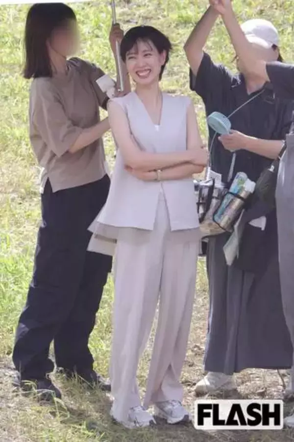 戸田恵梨香　ゴールドドレス姿に「勿体無い」と一部から“タグ問題”指摘…“華奢な身体”とサイズのミスマッチが裏目に