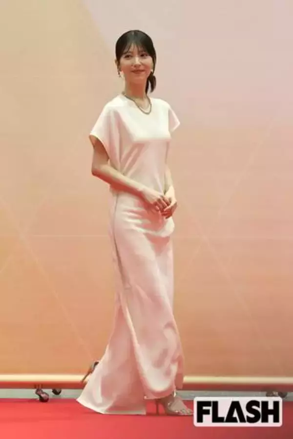 浜辺美波“ボディライン露わな純白ドレス”前田敦子“美デコルテ＆くびれ強調”「ジュエリーベストドレッサー」受賞女優の華麗な姿