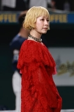 木村カエラが「ピンク髪＆へそピ姿」披露　ド派手カラー衣装に身を包んだ“ギャル化”にファン騒然