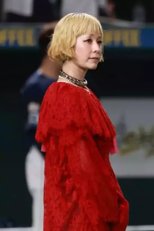 木村カエラが「ピンク髪＆へそピ姿」披露　ド派手カラー衣装に身を包んだ“ギャル化”にファン騒然