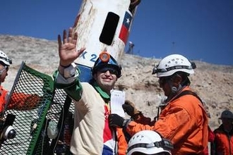 地下700メートルの鉱山に閉じ込められた33人を救った「宇宙滞在者への精神ケア」技術とは