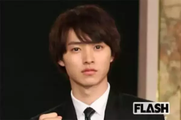 山崎賢人　パリコレのオフショット披露“くるくるパーマ＆顎ひげ”イメチェンで見せた存在感にファン唖然