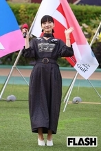 見上愛＆竹内涼真　華やか衣装で競馬場に登場、レース中に“ガッツポーズ”の本気ぶり…主演朝ドラは“苦戦気味”も見上に期待されるブレイク
