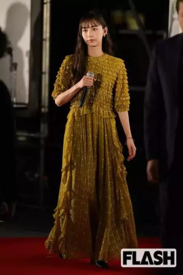 井桁弘恵“超ミニスカート”で銀座に登場「見惚れてしまいます」抜群のスタイルに絶賛、マルチタレントとして見せる開花