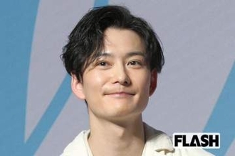 岡田将生『オールスター感謝祭』の“縁なし眼鏡”姿に話題沸騰「リムレス」が“アイドル界隈”で大流行中