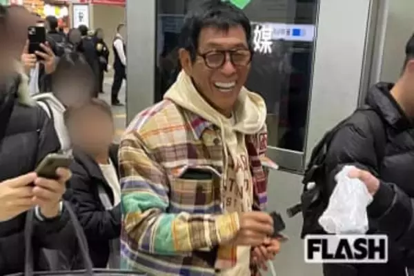 「新大阪駅の風物詩」明石家さんまの“神ファンサ”を発見！長寿番組を多数抱える70歳の“素顔”とは