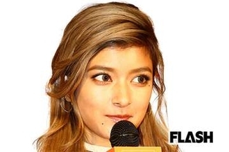 ローラ、お盆用に花を生ける様子を公開も“ギリギリ”衣装に「ほぼ全裸ですやん」ファンから驚きの声続出