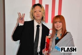 YOASOBI・Ayase、NYで「J-POPを背負っている」語るも首元からのぞくタトゥーに視聴者釘づけ「どんどん派手に」