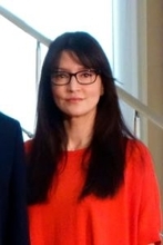 アンジェラ・アキ、トレードマークの“黒縁メガネ”を“メタルフレーム”に替えファン歓喜…12年ぶりの『Mステ』出演も話題に