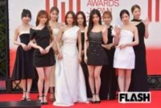 NiziUの隣の“美脚美女”にネット注目「めちゃくちゃ足長い人は誰」「勝ってる」驚きの正体はベテラン女性芸人