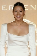 すみれ　ショートパンツに大胆デコルテ露出…“セクシーすぎる”田植え投稿に「農業にファッションは必要？」一部では違和感も