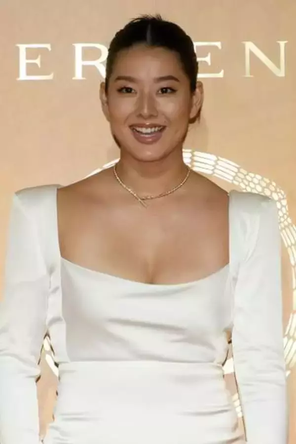 すみれ　ショートパンツに大胆デコルテ露出…“セクシーすぎる”田植え投稿に「農業にファッションは必要？」一部では違和感も
