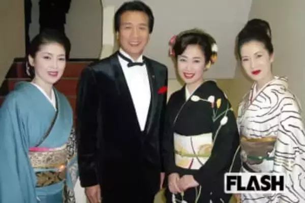 『坂本冬美のモゴモゴ紅白』第24回／この年で最後となった紅組は下手、白組は上手から分かれて入場というオープニングシーン