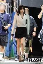 永野芽郁　かわいすぎる“膝上20cm”超ミニスカで繁華街に降臨…「元ナンバーワンキャバ嬢役」で開く新境地