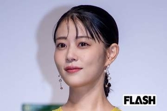 高畑充希“初めてのパリ”でシックなモノトーン姿を披露…第1子も同行で隠しきれない“幸せオーラ”