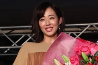 “レジェンドグラドル” 井上和香が実家の小料理店でお手伝い… “舞台化” もされた名店で「働かせてもらおうかな」