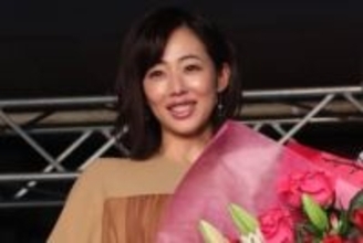 “レジェンドグラドル” 井上和香が実家の小料理店でお手伝い… “舞台化” もされた名店で「働かせてもらおうかな」