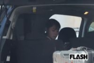 橋本環奈、地元・福岡の学園祭へ凱旋“異次元のかわいさ”に学生大興奮!　送迎は「黒布」で覆う“厳戒態勢”