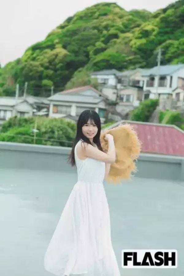限定発売のフォトブックが即完売の鈴ももがFLASH初登場！
