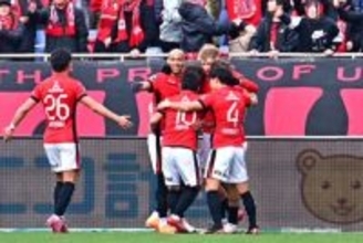 浦和が4発快勝でJ1通算500勝を達成！　ホイブラーテン＆サンタナの最終戦に白星で華を添える