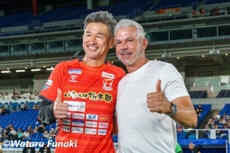 横浜FM指揮官とカズ、天皇杯での邂逅に見たJリーグの歴史と未来への繋ぎ方