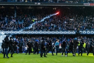 セルティック対レンジャーズは大荒れに…試合後に大量のファンがピッチ乱入で逮捕者も