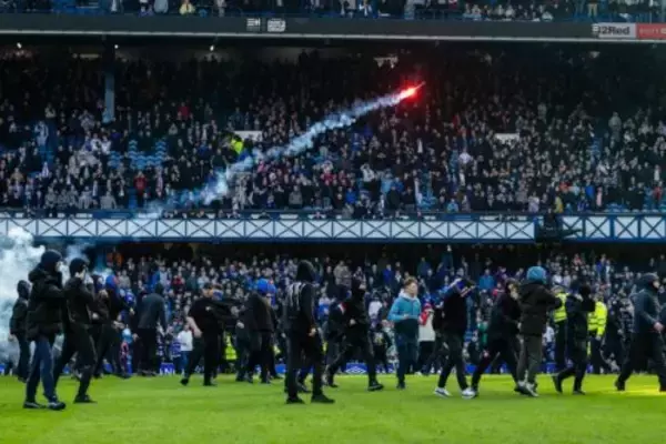 セルティック対レンジャーズは大荒れに…試合後に大量のファンがピッチ乱入で逮捕者も