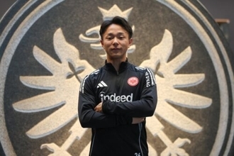 フランクフルト歴代7人目の日本人選手となった小杉啓太「“彼ら”のおかげで、日本でも…」