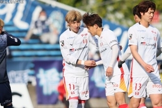 結婚発表の山岸祐也が自ら祝砲2発！　名古屋が5得点快勝、福岡は4連敗