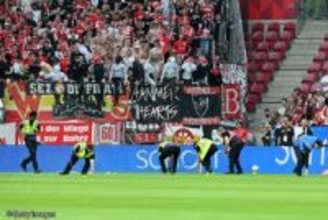 テニスボールの投げ込みで試合が約6分間中断…アウェイサポが不平等な試合日程への不満を示す