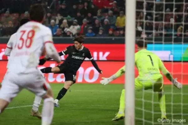 鈴木唯人が投入から3分後に追撃ボレー弾！…フライブルクは2点ビハインドから追いつきドロー