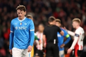 ナポリ、マクトミネイの2発実らずPSVに逆転負け…ルッカの退場響き“6失点”と大崩れ