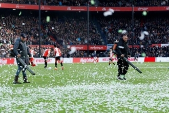 紙吹雪で首位攻防戦のKOが15分遅延…ファン・ペルシ監督「理想的ではないけど…」