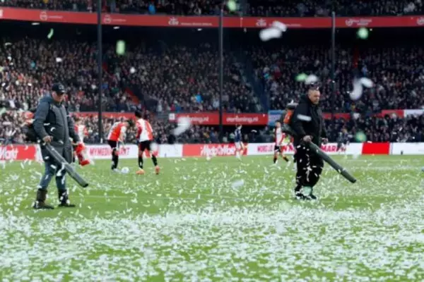 紙吹雪で首位攻防戦のKOが15分遅延…ファン・ペルシ監督「理想的ではないけど…」