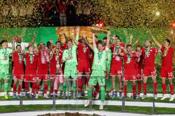 ケイン圧巻ハットのバイエルンが6年ぶり21回目のDFBポカール制覇！…終盤投入の伊藤洋輝もピッチで今季2冠の歓喜味わう