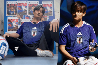 話題沸騰の“ビッグタケ モニュメント”を久保建英本人が視察！　アディダスから“ミニタケ”贈呈「自宅の一番見やすいところに飾る」