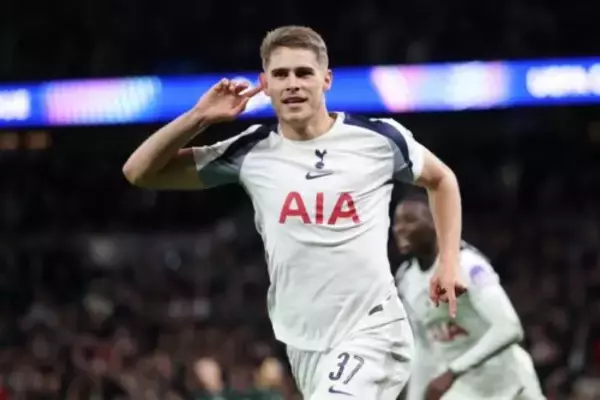 「メッシが変身したかのよう」…ファン・デ・フェンの“独走ゴラッソ”にトッテナム指揮官が賛辞