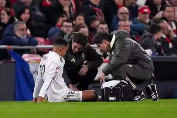 レアルの“右SB問題”が再度深刻化…A・アーノルドが負傷交代　大腿四頭筋のトラブルで離脱の可能性