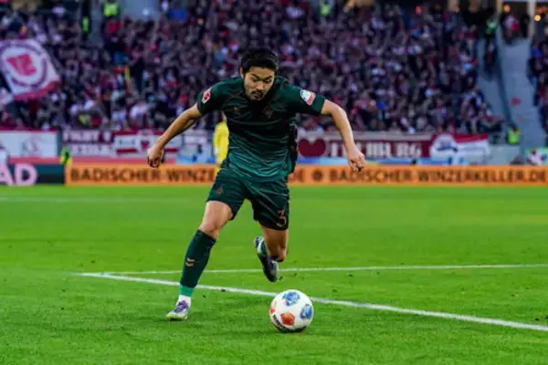 「スピードのある選手を起用したかった」　今節はスタメン落ちも…指揮官は菅原由勢を信頼「彼に頼る試合もきっとある」