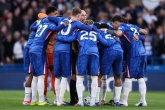 円陣の中心になぜ主審が？　チェルシー指揮官、奇妙な光景に不満「失望している」