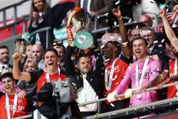 ウィルシャー監督が初タイトル！　英3部ルートン・タウン、EFLトロフィーで優勝