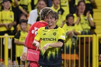 J1の9月MVPは柏の“最強ジョーカー”瀬川祐輔！　ヤングプレーヤー賞は嶋本悠大…中村航輔は2カ月連続のベストセーブ受賞