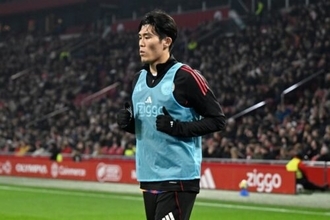 冨安健洋、待望のベンチ入りで出番なしも…アヤックス指揮官「その瞬間はもうすぐ来る」