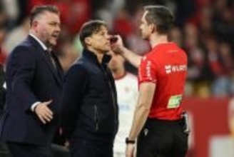 退場の際の振る舞いが問題に…セビージャ指揮官、7試合のベンチ入り禁止処分が科される