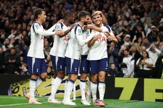 パリーニャが豪快“バイシクル弾”！　トッテナム、3発快勝でカラバオ杯3回戦を突破