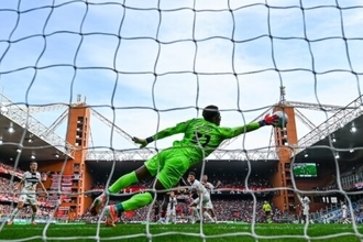 パルマ指揮官、PKストップ＆“POTM”のGK鈴木彩艶を絶賛「彼はサッカーのために生きている」