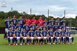 日本代表がユニフォーム姿で集合写真を撮影！　左ひざ負傷中の久保建英も姿を見せる…南野拓実は「8」吉田麻也は「22」を着用