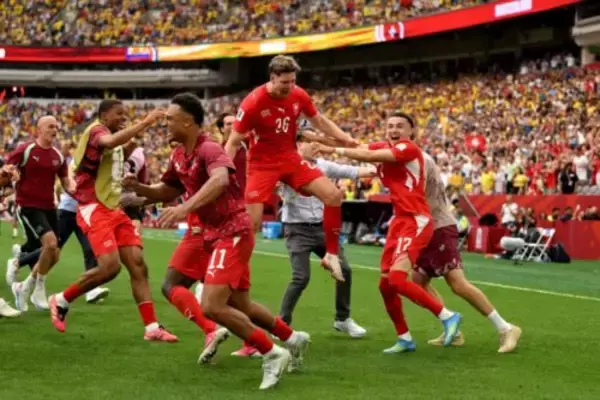 スイスが16強の壁突破、72年ぶりのW杯準々決勝進出！　コロンビアとのPK戦突入の激闘を制す